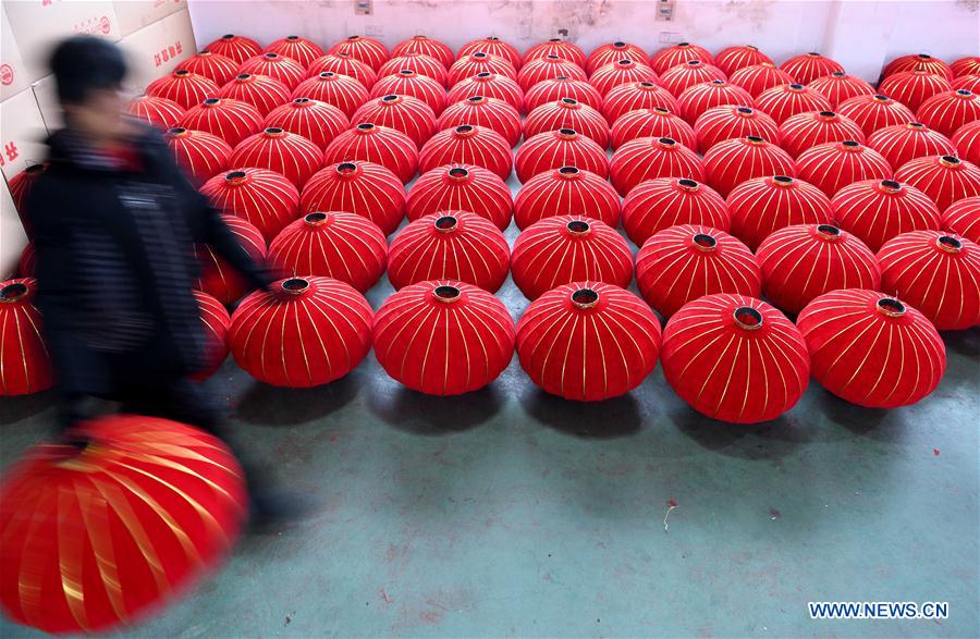 Residentes de Anhui fabrican farolillos rojos para el A?o Nuevo Chino