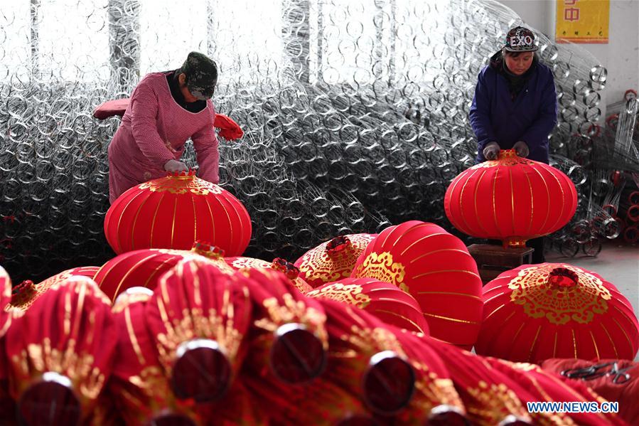 Residentes de Anhui fabrican farolillos rojos para el A?o Nuevo Chino