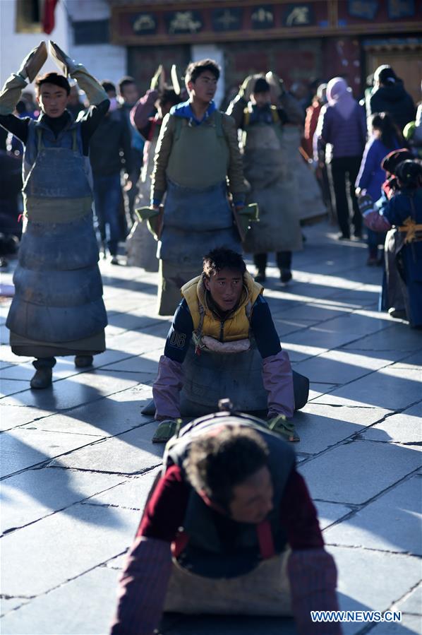 Peregrinos rezan delante del templo Jokhang en Lhasa, capital de la Región Autónoma del Tíbet. En visperas del A?o Nuevo Tibetano, muchos peregrinos llegaron a Lhasa parapedir buenas cosechas y prosperidad. 26 de enero del 2018 (Foto: Chogo)