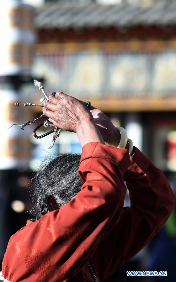 Beijing, 30/01/2018 (El Pueblo en Línea) - Peregrinos rezan delante del templo Jokhang en Lhasa, capital de la Región Autónoma del Tíbet. En visperas del A?o Nuevo Tibetano, muchos peregrinos llegaron a Lhasa parapedir buenas cosechas y prosperidad.26 de enero del 2018 (Foto: Chogo)