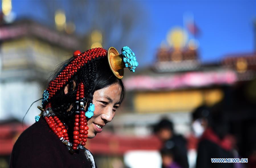 Una peregrina se prepara para entrar al templo Jokhang en Lhasa, capital de la Región Autónoma del Tíbet, el 26 de enero, 2018. En visperas del A?o Nuevo Tibetano, muchos peregrinos llegaron a Lhasa parapedir buenas cosechas y prosperidad. 26 de enero del 2018 (Foto: Chogo)