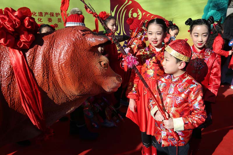 Los ni?os dan la bienvenida al periodo Comienzo de la Primavera en Beijing