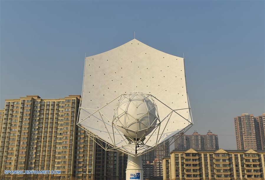 Prototipo de parabólica de supertelescopio SKA es ensamblado en China