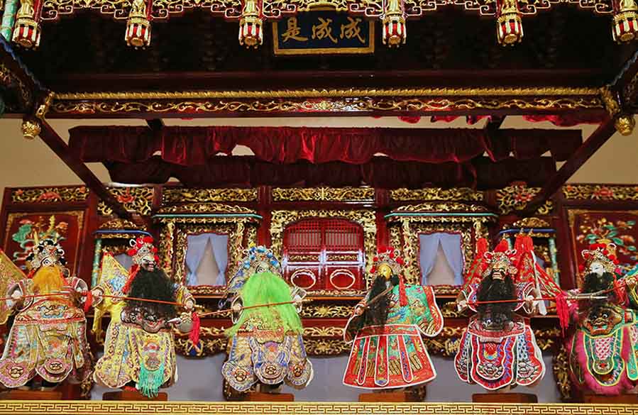 Las marionetas fueron en el pasado una herramienta importante para la brujería, pero más tarde, la fabricación de títeres evolucionó hacia una tradición artesanal. [Foto de Jiang Dong / China Daily]