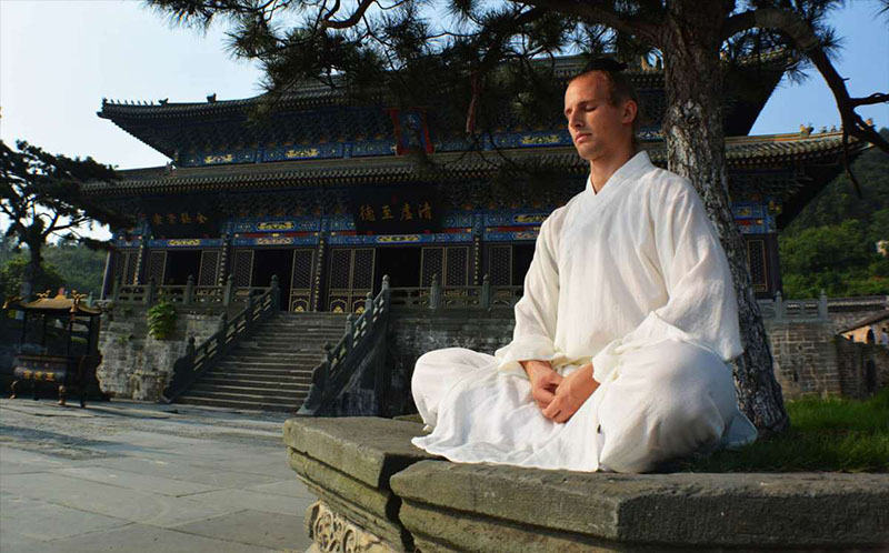 El estadounidense Jake Lee Pinnick practica kung fu en la monta?a Wudang, donde se encuentra el famoso complejo de templos y monasterios taoístas. [Foto: Feng Yuxin]