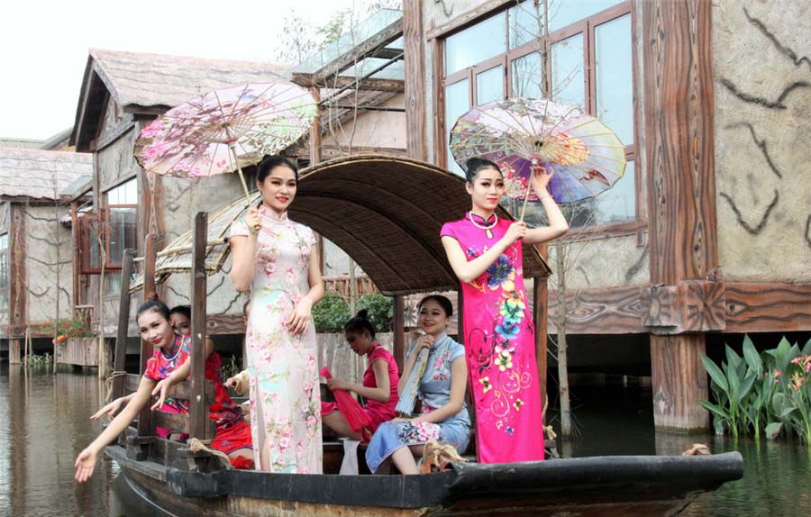 Mujeres en qipao reciben la primavera en la Chuanlord Tourism Expo Park de Foshan, provincia de Guangdong, 5 de marzo del 2018. [Foto: IC]