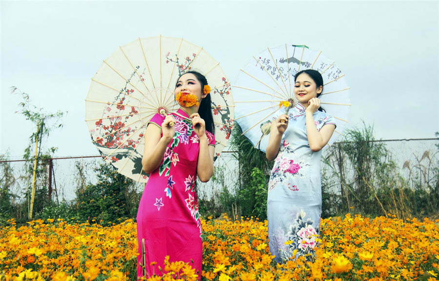 Mujeres en qipao reciben la primavera en la Chuanlord Tourism Expo Park de Foshan, provincia de Guangdong, 5 de marzo del 2018. [Foto: IC]