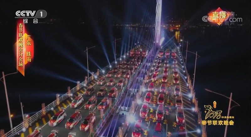 Durante la gala de A?o Nuevo Chino de 2018, más de 100 vehículos automáticos recorrieron la extensión del puente Hong Kong-Zhuhai-Macau. Foto: CCTV