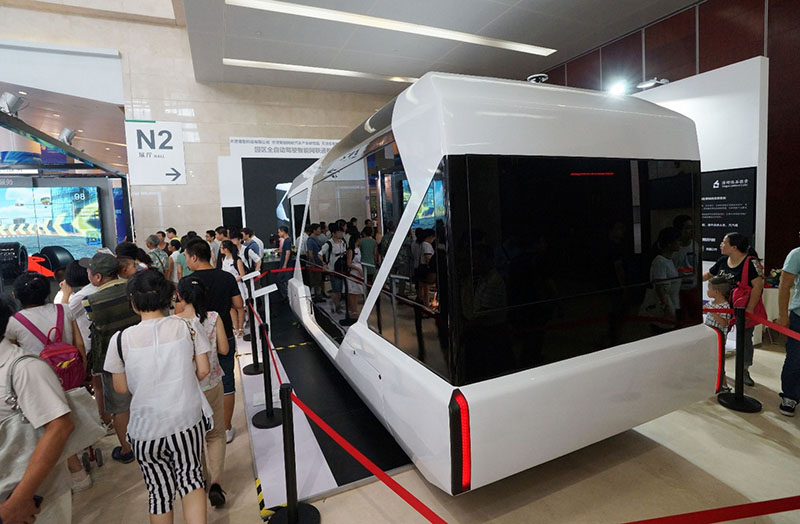 Los visitantes de la World Smart Conference de Tianjin,observan un peque?o autobús de conducción inteligente. Foto de Li Shengli, Pueblo en Línea