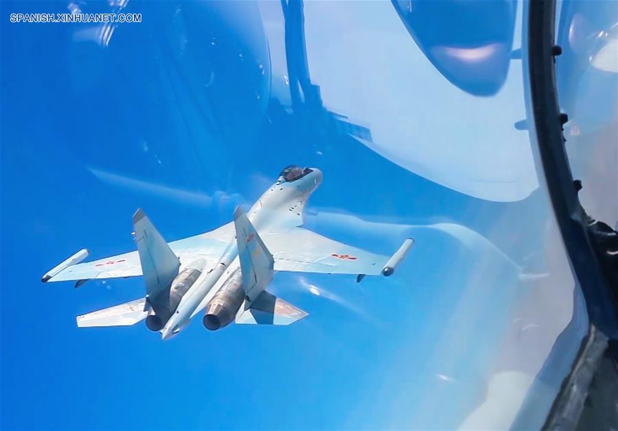 Fuerza aérea de China realiza entrenamiento en alta mar