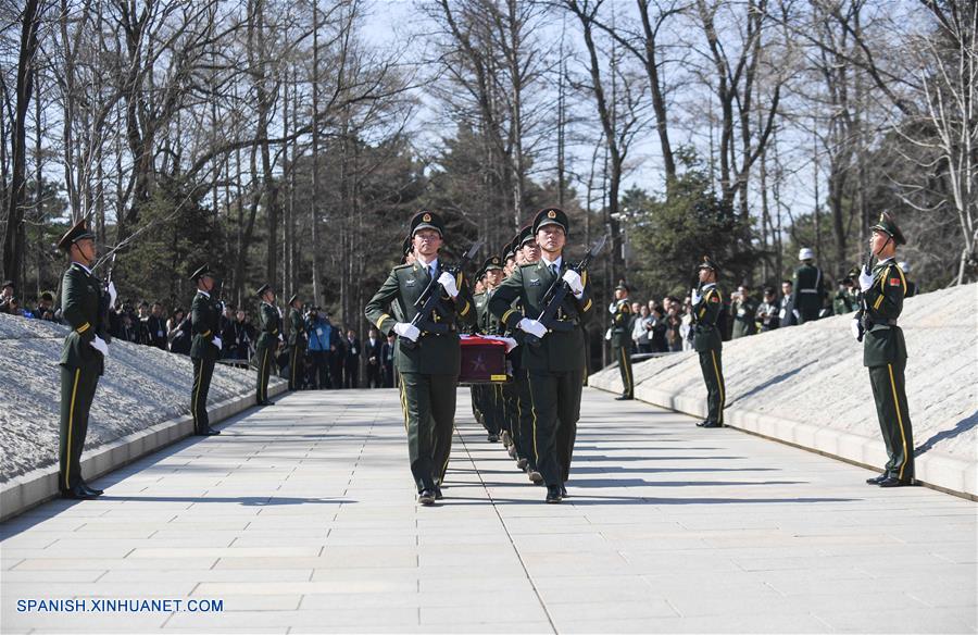 Celebran ceremonia de entierro de restos de soldados chinos muertos en la Guerra de Corea