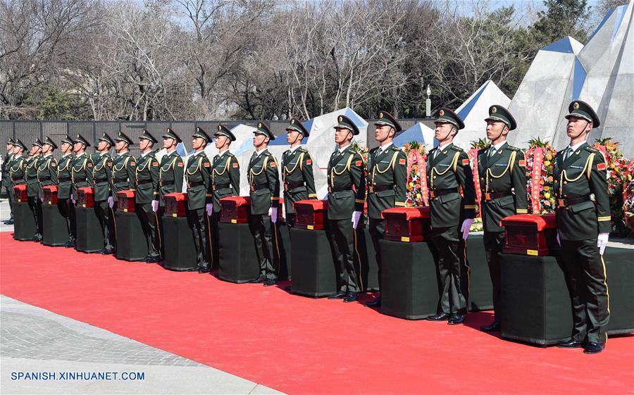 Celebran ceremonia de entierro de restos de soldados chinos muertos en la Guerra de Corea