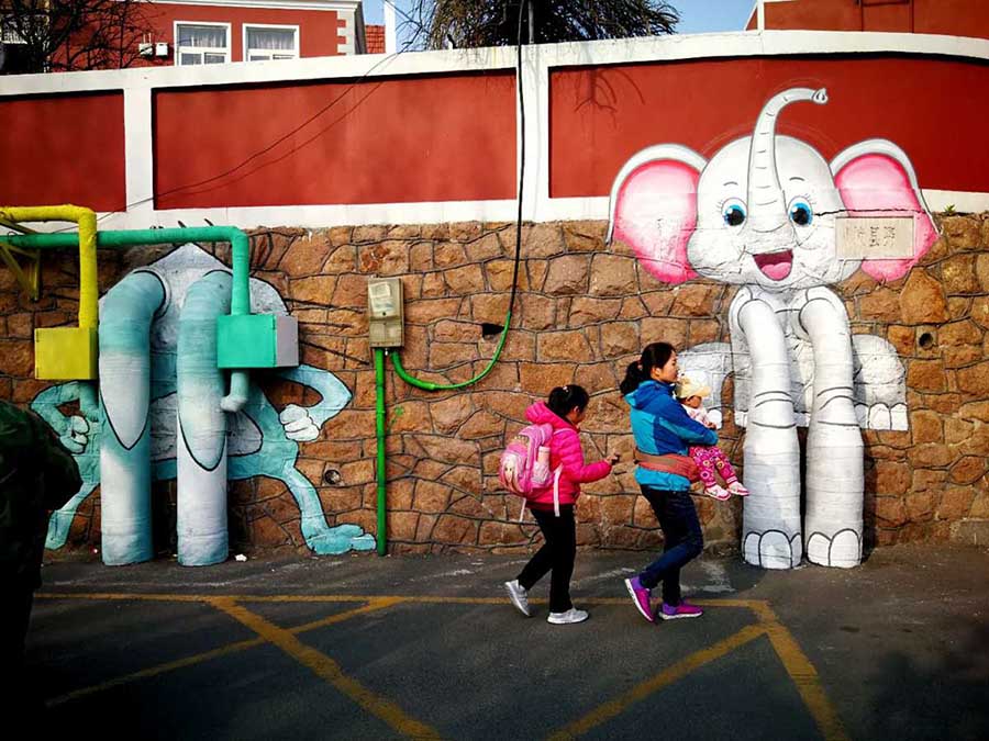 Coloridos murales urbanos embellecen la avenida Daxue Qingdao. [Foto: Xu Chongde]