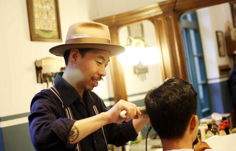 En “La barbería”, Henry realiza un peinado de anta?o. Shanghai, 5 de abril del 2018. (Foto: IC)