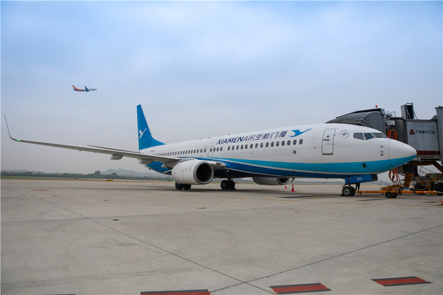 Un avión de la aerolínea Xiamen en la nueva T2 del aeropuerto internacional de Guangzhou Baiyun. [Foto: Xie Jiajia]