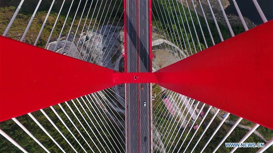 Vista aérea del puente Yachihe en la autopista Guiyang-Qianxi