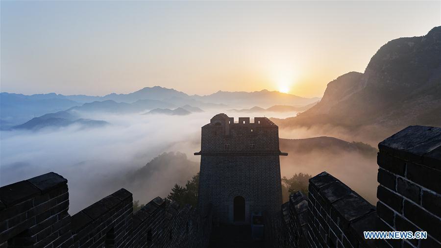 Un poético “mar de nubes” envuelve la Gran Muralla China de Tianjin