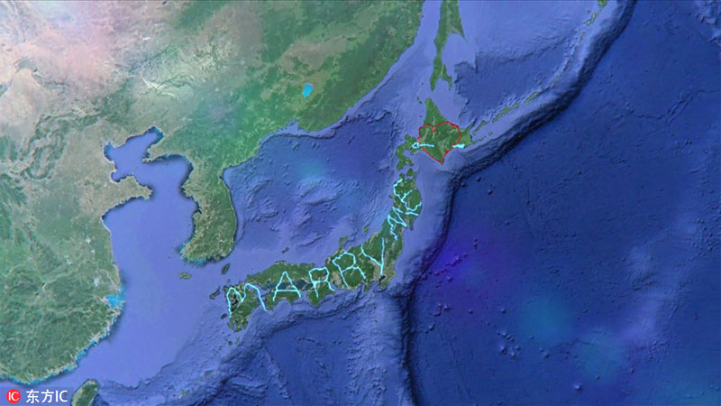 El artista de Tokio Yassan renunció a su trabajo y se puso a conducir para pasar medio a?o conduciendo por Japón y registrar la palabra "Marry Me" con la ruta del GPS y un corazón con flecha al final de su trayecto, utilizando el país como lienzo, el 10 de diciembre de 2014. [Foto / IC]