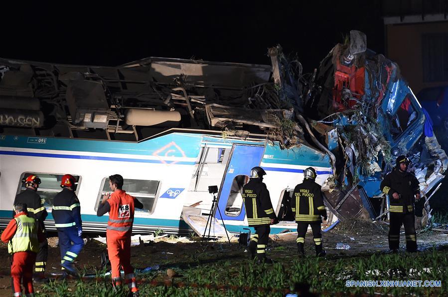 Choque de tren con camión deja 2 muertos y 23 heridos en norte de Italia