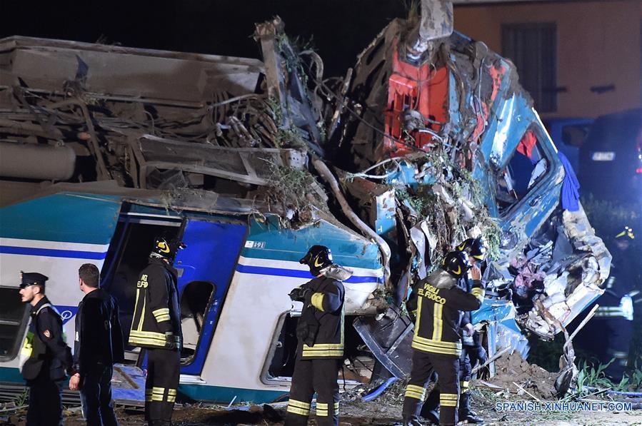 Choque de tren con camión deja 2 muertos y 23 heridos en norte de Italia