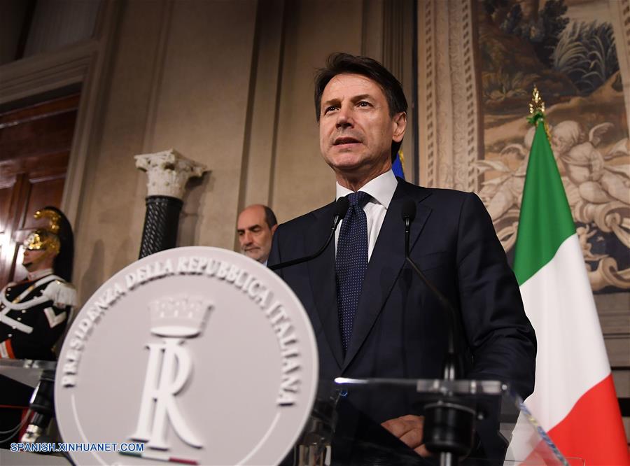 ROMA, mayo 31, 2018 (Xinhua) -- Giuseppe Conte (d) asiste a una conferencia de prensa luego de su reunión con el presidente italiano, Sergio Mattarella, en Roma, Italia, el 31 de mayo de 2018. El profesor de derecho Giuseppe Conte fue nombrado de nuevo el jueves primer ministro designado de Italia para encabezar un gobierno de coalición, informó el palacio presidencial. (Xinhua/Alberto Lingria)