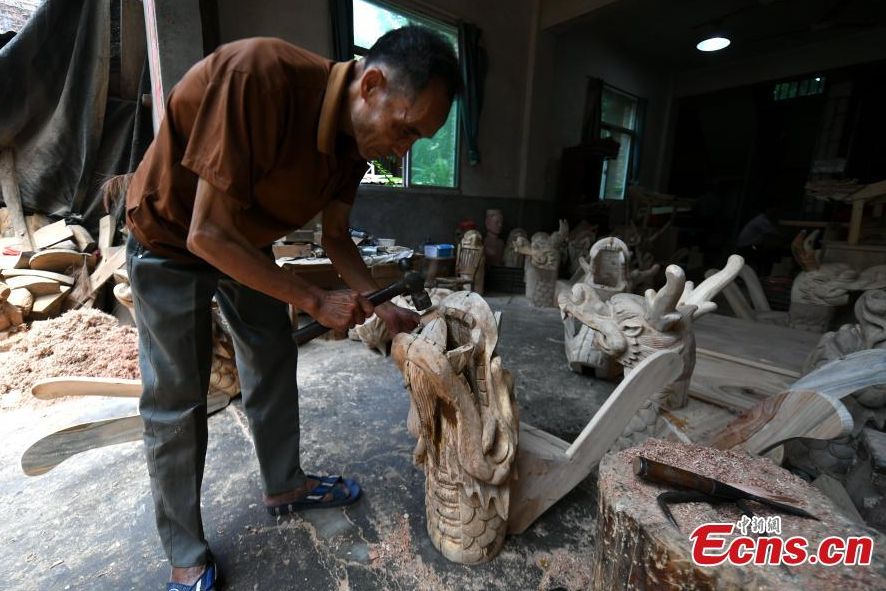 Un pueblo es conocido por los botes de dragón hechos a mano durante 700 a?os