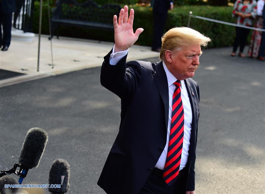 WASHINGTON D.C., junio 8, 2018 (Xinhua) -- El presidente de Estados Unidos, Donald Trump, saluda a los representantes de los medios de comunicación en la Casa Blanda antes de partir para la Cumbre del Grupo de los Siete (G7), en Washington D.C., Estados Unidos, el 8 de junio de 2018. El presidente de Estados Unidos, Donald Trump, dijo el viernes que Rusia debe ser invitada de nuevo a la reunión del Grupo de los Siete (G7), conformado por importantes naciones industrializadas. (Xinhua/Yang Chenglin)