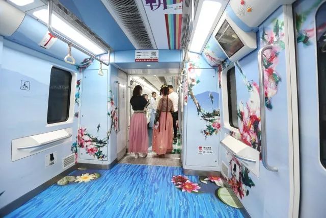 Decoran vagones de metro con elementos culturales chinos antiguos en Xi'an