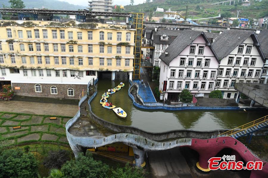 Un canal artificial atrae a los visitantes al distrito vinícola de Chongqing