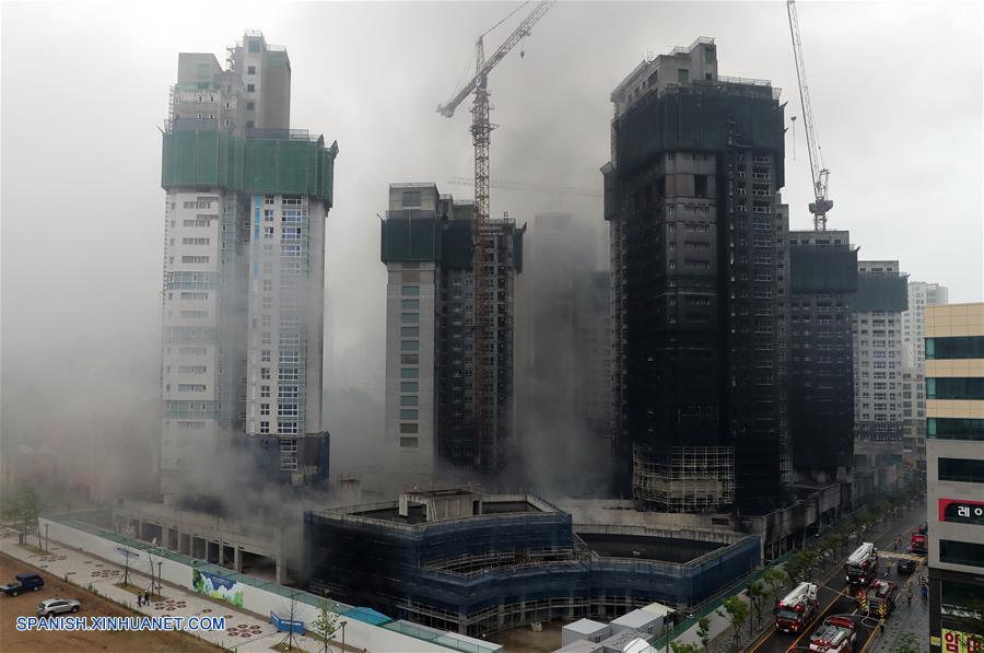 SEJONG, junio 26, 2018 (Xinhua) -- Vista del sitio de construcción donde se registra un incendio, en Sejong, República de Corea, el 26 de junio de 2018. Tres personas han sido confirmadas muertas y otras 37 han resultado heridas en un incendio accidental registrado en una obra en el centro de la República de Corea, reportaron el martes los medios locales. (Xinhua/Newsis)