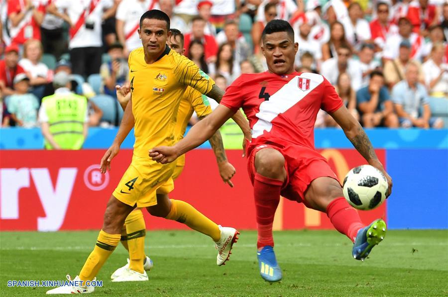 SOCHI, junio 26, 2018 (Xinhua) -- El jugador Tim Cahill (i), de Australia, disputa el balón con Anderson Santamaría (d), de Perú, durante el partido del Grupo C de la Copa Mundial de la FIFA Rusia 2018, en Sochi, Rusia, el 26 de junio de 2018. (Xinhua/Chen Cheng) 