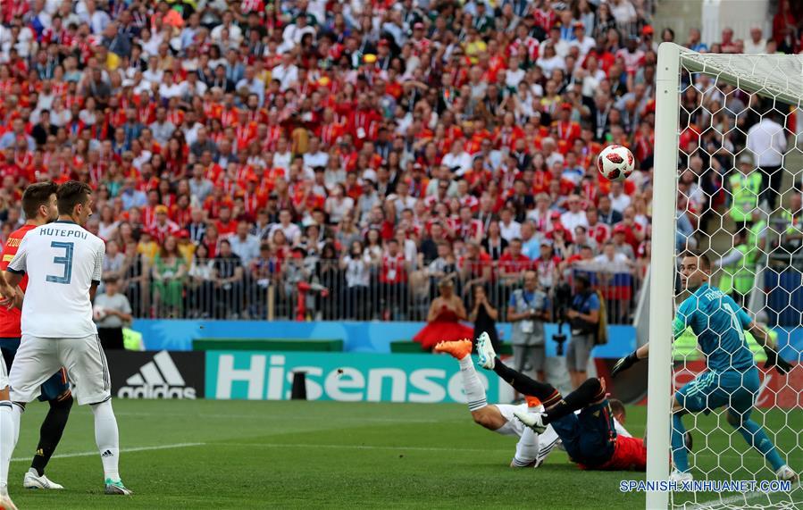 El jugador Sergey Ignashevich (3-d-frente), de Rusia, anota un autogol durante el partido de octavos de final de la Copa Mundial de la FIFA Rusia 2018, ante Espa?a, en Moscú, Rusia, el 1 de julio de 2018. (Xinhua/Yang Lei)