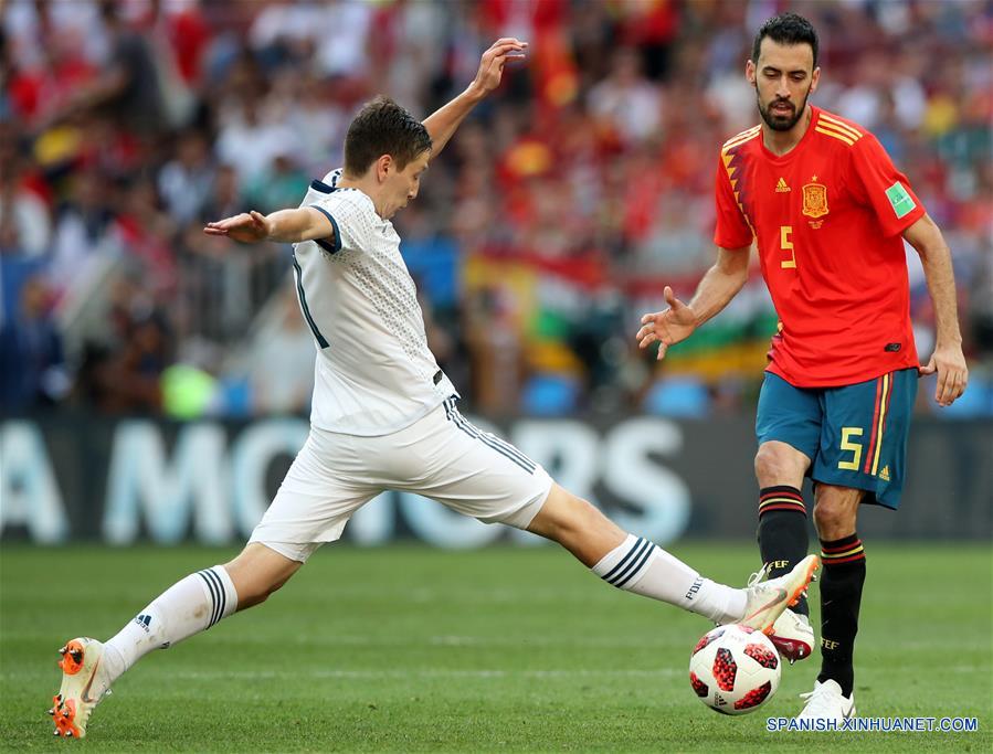 El jugador Sergio Busquets (d), de Espa?a, disputa el balón con Daler Kuziaev (i), de Rusia, durante el partido de octavos de final de la Copa Mundial de la FIFA Rusia 2018, en Moscú, Rusia, el 1 de julio de 2018. (Xinhua/Wu Zhuang)