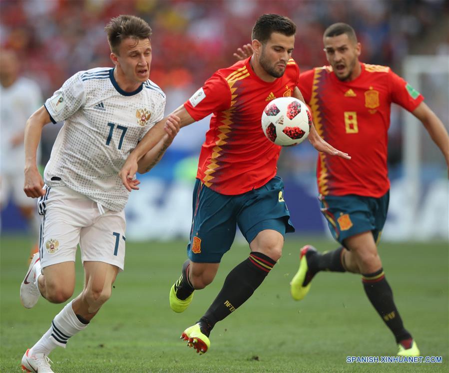 El jugador Nacho (c), de Espa?a, disputa el balón con Aleksandr Golovin (i), de Rusia, durante el partido de octavos de final de la Copa Mundial de la FIFA Rusia 2018, en Moscú, Rusia, el 1 de julio de 2018. (Xinhua/Wu Zhuang)