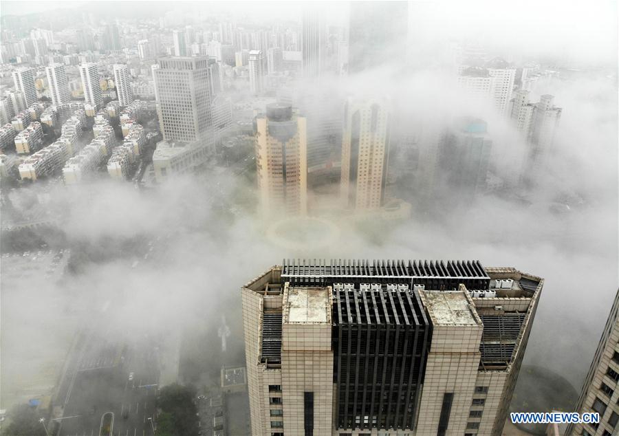 La niebla de verano envuelve Qingdao