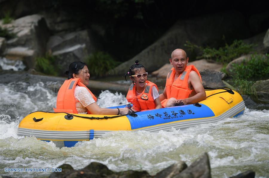 Jiangxi: Personas se refrescan emprendiendo actividades acuáticas