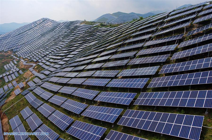 Shanxi: Vista aérea de una planta de energía fotovoltaica