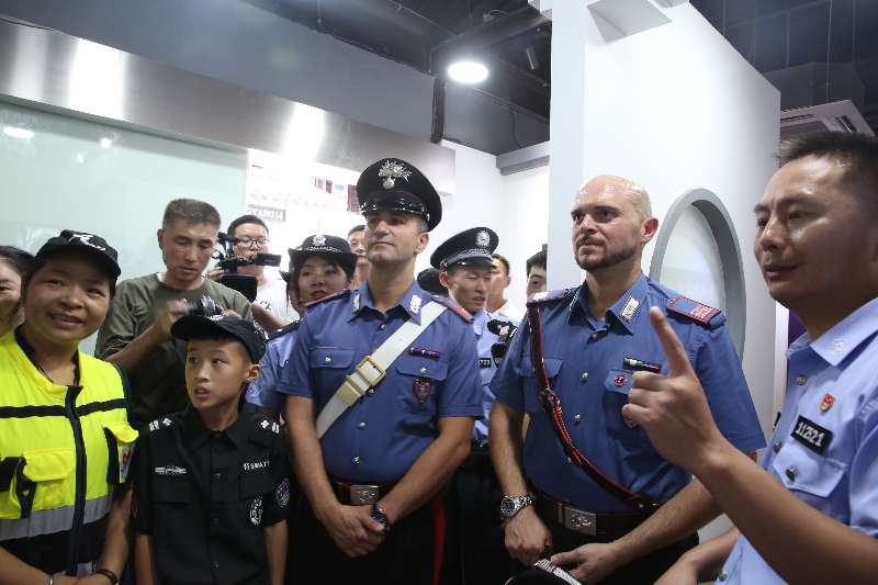 Policías italianos patrullan la zona del Lago del Oeste, Hangzhou, capital de la provincia de Zhejiang. [Foto: proporcionada por la Oficina de Seguridad Pública de Hangzhou]