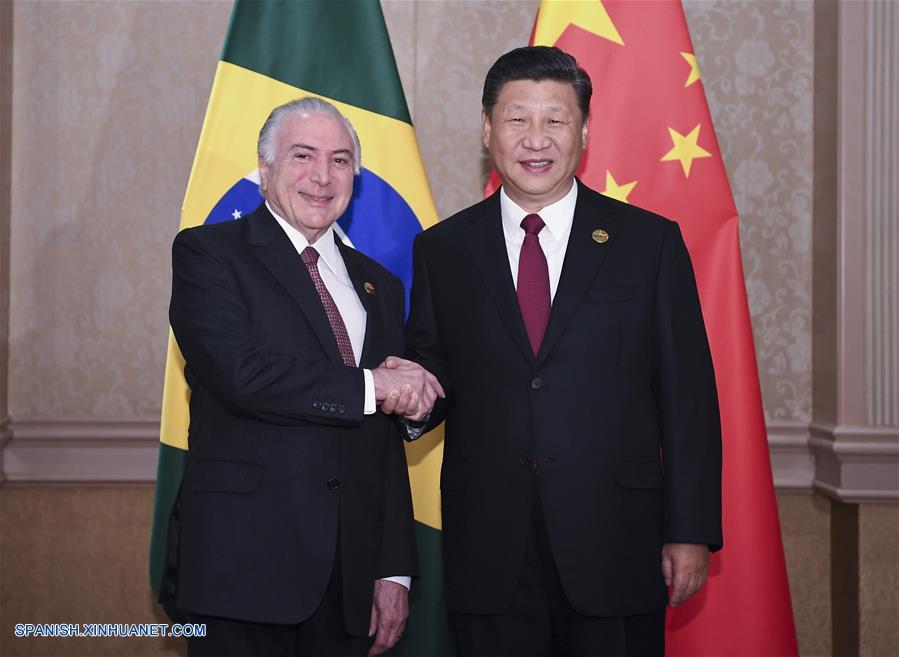 El presidente de China, Xi Jinping (d), se reúne con su homólogo de Brasil, Michel Temer, en Johannesburgo, Sudáfrica, el 26 de julio de 2018. (Xinhua/Yan Yan)