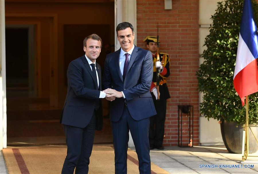 El jefe del gobierno espa?ol, Pedro Sánchez (d), estrecha la mano con el presidente de Francia, Emmanuel Macron (i), en Madrid, Espa?a, el 26 de julio de 2018. (Xinhua/Guo Qiuda)