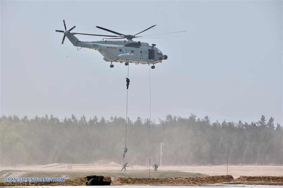 Un equipo del cuerpo de marines de China participa en la ceremonia de inauguración de los Juegos Militares Internacionales 2018, en Korla, en la región autónoma uygur de Xinjiang, en el noroeste de China, el 29 de julio de 2018. Cuatro competencias de los Juegos Militares Internacionales 2018 empezaron el domingo en la región autónoma uygur de Xinjiang, en el noroeste de China, y en la provincia de Fujian, en el este del país. (Xinhua/Jiang Kehong)