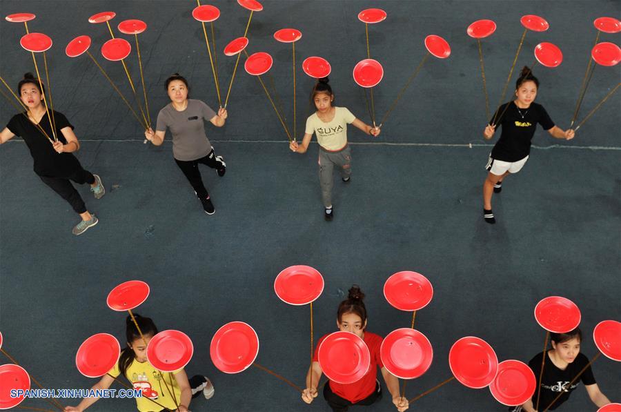 Estudiantes extranjeros que estudian acrobacias en China