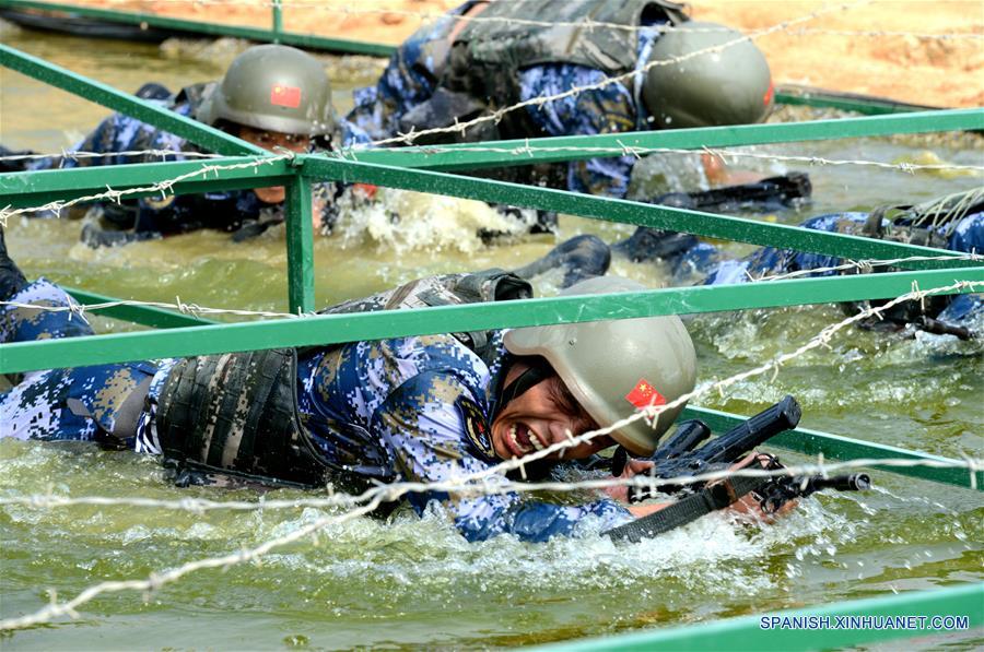 Miembros del equipo chino participan en el evento de ruta de supervivencia "Seaborne Assault" de los Juegos Militares Internacionales 2018, en Quanzhou, provincia de Fujian, en el suroeste de China, el 2 de agosto de 2018. El evento de ruta de supervivencia "Seaborne Assault" de los Juegos Militares Internacionales 2018 comenzó el jueves en Quanzhou. (Xinhua/Jiang Kehong)