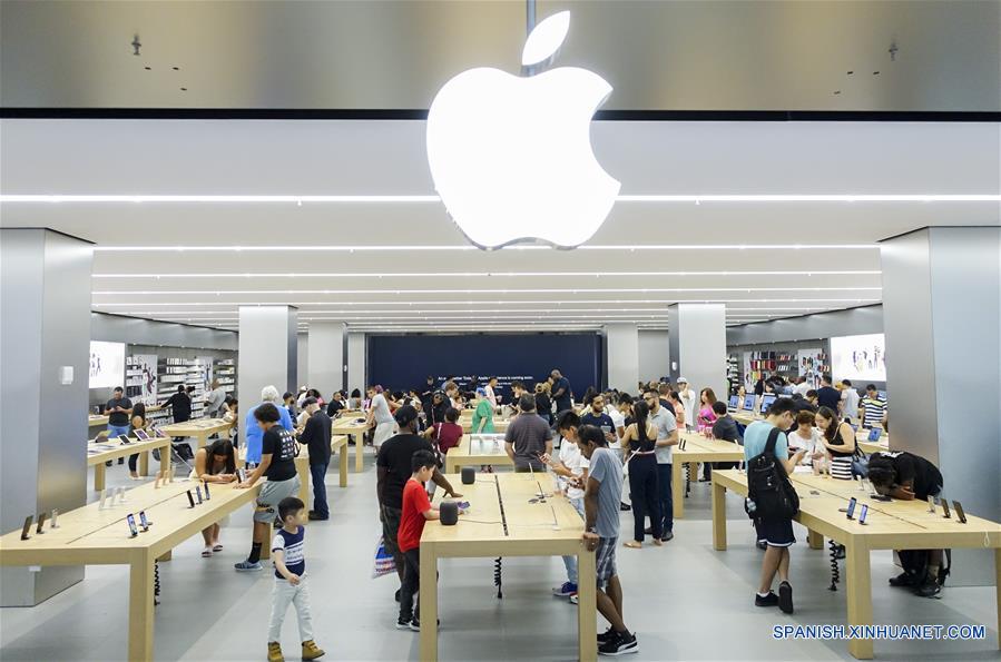 Clientes seleccionan productos en una tienda de Apple, en Nueva York, Estados Unidos, el 2 de agosto de 2018. El gigante tecnológico estadounidense, Apple, se convirtió el jueves en la primera compa?ía cotizada en bolsa en alcanzar el histórico valor de mercado de un billón de dólares. (Xinhua/Wang Ying)