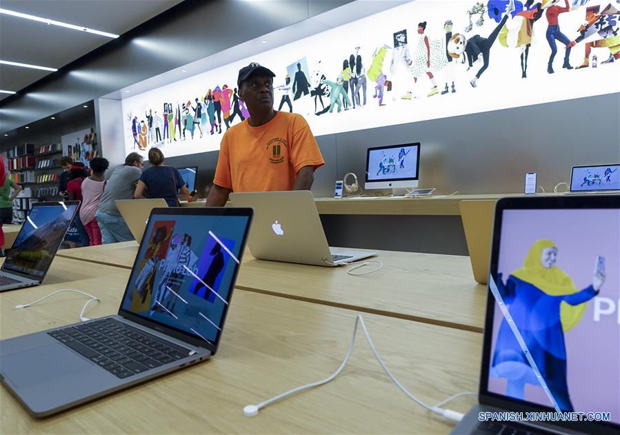  Clientes seleccionan productos en una tienda de Apple, en Nueva York, Estados Unidos, el 2 de agosto de 2018. El gigante tecnológico estadounidense, Apple, se convirtió el jueves en la primera compa?ía cotizada en bolsa en alcanzar el histórico valor de mercado de un billón de dólares. (Xinhua/Wang Ying)