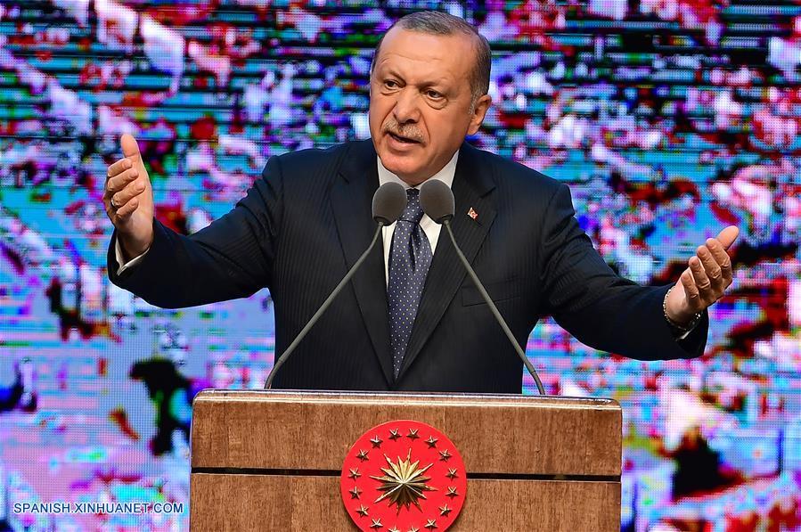 ANKARA, agosto 4, 2018 (Xinhua) -- Imagen del 3 de agosto de 2018 del presidente de Turquía, Recep Tayyip Erdogan, pronunciando un discurso en el Palacio Presidencial en Ankara, Turquía. El presidente de Turquía, Recep Tayyip Erdogan, anunció el viernes un ambicioso plan de acción de 100 días, en un intento por combatir el declive de la moneda, impulsar el crecimiento y desacelerar la creciente inflación. (Xinhua/Mustafa Kaya)