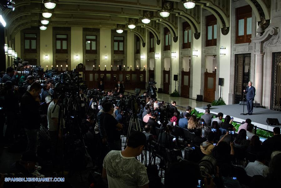 CIUDAD DE MEXICO, agosto 9, 2018 (Xinhua) -- El presidente electo de México, Andrés Manuel López Obrador (d), participa en una conferencia de prensa en la Cuidad de México, capital de México, el 9 de agosto de 2018. De acuerdo con información de la prensa local, López Obrador se reunió el jueves con el presidente de México, Enrique Pe?a Nieto, para conversar sobre el proceso de transición de gobierno en el país.(Xinhua/Francisco Ca?edo)