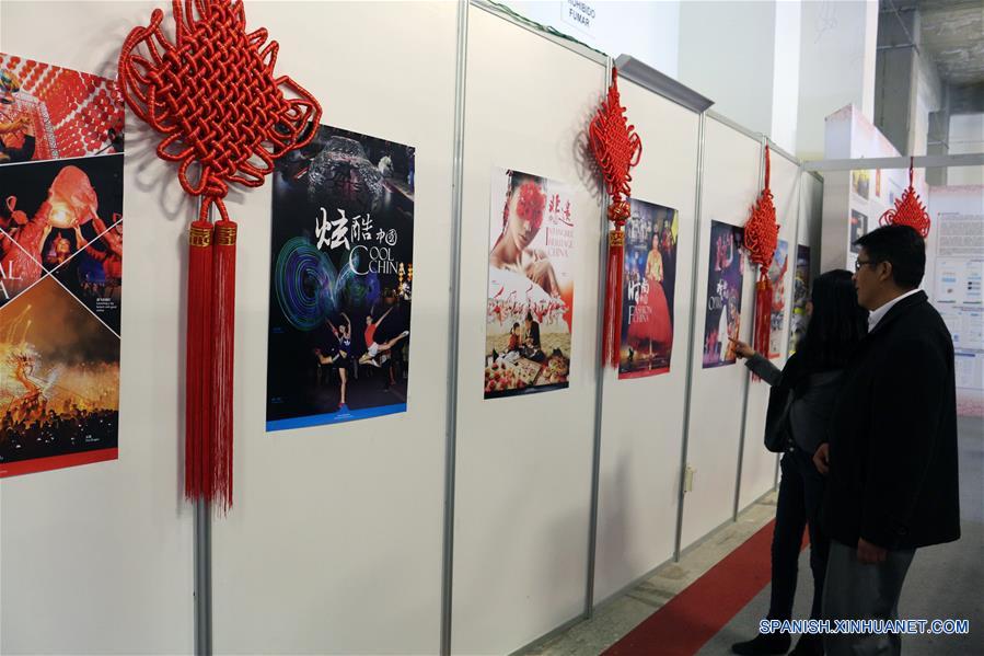 Imagen del 9 de agosto de 2018 de personas observando una exhibición de una serie de láminas referentes a la cultura china, en el estand "Pabellón Rojo" de la Feria Internacional del Libro (FIL) de La Paz 2018, en La Paz, Bolivia. En el "Pabellón Rojo" de la Feria Internacional del Libro (FIL) de La Paz 2018 se instala un puesto, donde China, con la distinción de "Invitado Destacado", ocupa un lugar sobresaliente en la exposición que inició el pasado 1 de agosto y se extenderá hasta el domingo 12 de agosto. (Xinhua/René Quenallata)