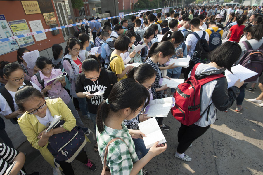 Los examinados hacen tiempo para la revisión de último minuto antes del primer examen de gaokao del a?o en Haian, provincia de Jiangsu. [Foto / Xinhua]