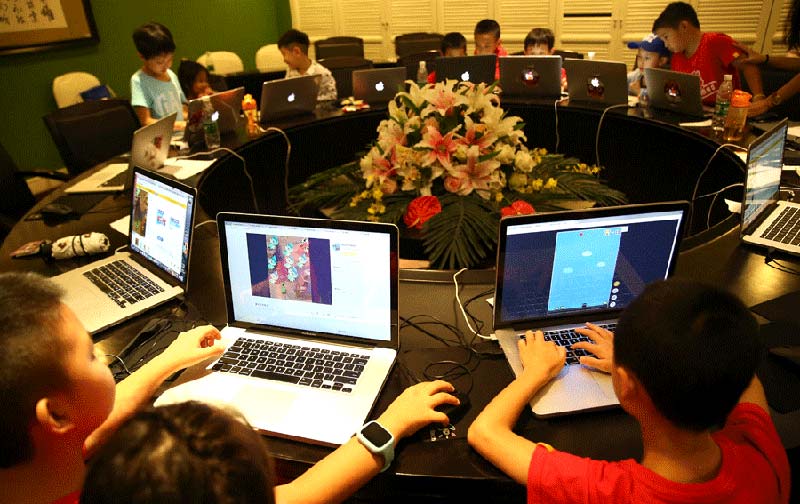 Los ni?os aprenden a programar y dise?ar juegos electrónicos en Beijing, China. [Foto: Zou Hong/China Daily]